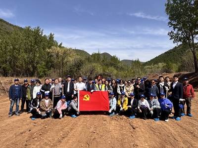 实业公司党支部在安利隆山庄开展义务植树主题党日活动